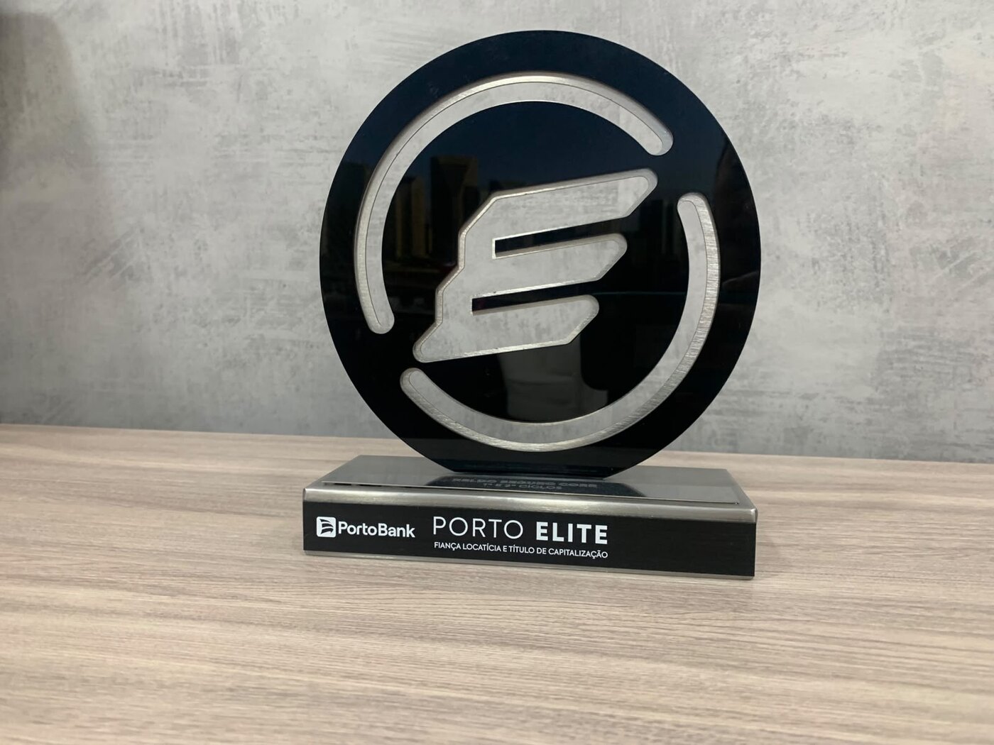 Troféu Porto Elite de Fiança Locatícia e Título de Capitalização em acabamento escuro